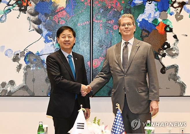 구윤철 부총리, 미국 재무장관 면담 (서울=연합뉴스) 구윤철 경제부총리 겸 기획재정부 장관이 24일(현지시간) 미국 뉴욕 주유엔 대한민국대표부에서 스콧 베선트 미국 재무장관과 면담에 앞서 기념 촬영하고 있다. 2025.9.25 [기획재정부 제공. 재판매 및 DB 금지] photo@yna.co.kr