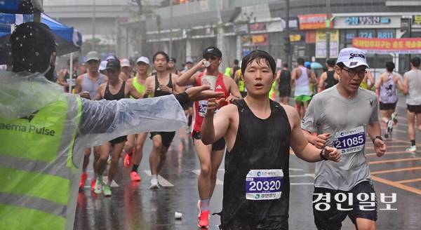 2025 인천송도국제마라톤대회가 열린 28일 오전 인천 송도국제도시에서 참가자들이 급수대에서 물을 마시고 있다. 2025.9.28 /조재현기자 jhc@kyeonign.com