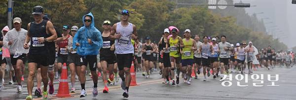 2025 인천송도국제마라톤대회가 열린 28일 오전 인천 송도국제도시에서 참가자들이 힘차게 달리고 있다. 2025.9.28 /조재현기자 jhc@kyeonign.com