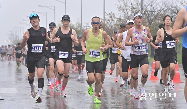2025 인천송도국제마라톤대회가 열린 28일 오전 인천 송도국제도시에서 참가자들이 힘차게 달리고 있다. 2025.9.28 /조재현기자 jhc@kyeonign.com
