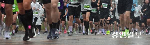 2025 인천송도국제마라톤대회가 열린 28일 오전 인천 송도국제도시에서 참가자들이 힘차게 달리고 있다. 2025.9.28 /조재현기자 jhc@kyeonign.com