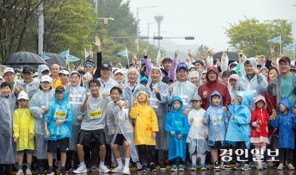 2025 인천송도국제마라톤대회가 열린 28일 오전 인천 송도국제도시에서 유정복 인천시장 등 내빈들이 출발에 앞서 참가자들과 함께 화이팅을 외치고 있다. 2025.9.28 /김용국기자 yong@kyeongin.com