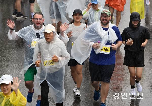 2025 인천송도국제마라톤대회가 열린 28일 오전 인천 송도국제도시에서 외국인 참가자들이 힘차게 달리고 있다. 2025.9.28 /김용국기자yong@kyeongin.com