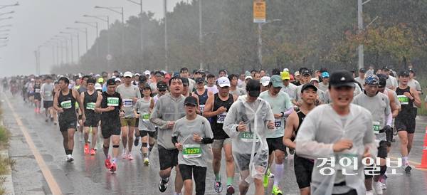 2025 인천송도국제마라톤대회가 열린 28일 오전 인천 송도국제도시에서 참가자들이 힘차게 달리고 있다. 2025.9.28 /조재현기자 jhc@kyeonign.com