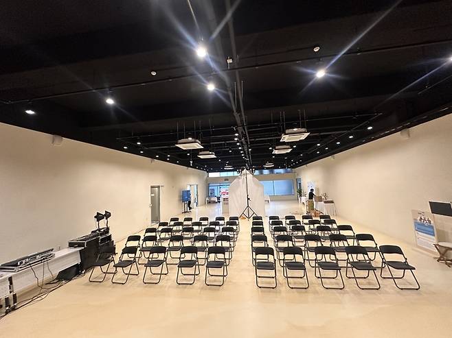 경기예술인의 집 다목적홀. 사용 목적에 맞게 자유롭게 공간을 꾸밀 수 있다. 사진=경기문화재단