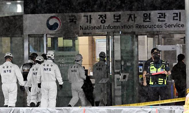 경찰과 소방 합동감식반이 현장 조사에 돌입해 노후 배터리의 문제일지 전기차단 등 외부요인에 의한 화재일지 규명할 예정이다. &nbsp;(사진=이성희 기자)