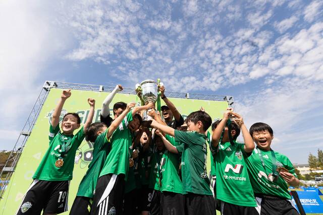 지난 27일 전주대학교 대운동장에서 열린 전북현대모터스FC 축구 교실 '그린스쿨' 컵 행사에서 최종 우승 팀이 트로피 컵을 들어올리고 있다. 전북현대 제공
