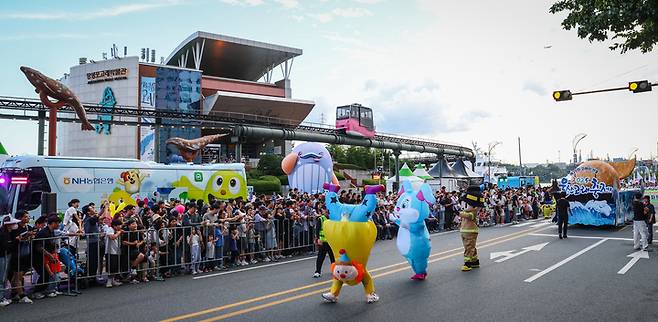 '2025 울산고래축제'가 열리고 있는 지난 27일 울산 남구 장생포 고래문화특구 일원에서 거리 퍼레이드가 펼쳐지고 있다. 이수화 기자