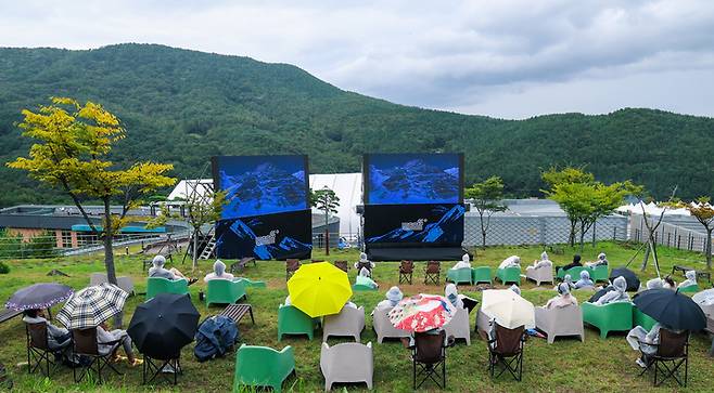 제10회 울산울주세계산악영화제가 열리고 있는 28일 울산 울주군 영남알프스 복합웰컴센터 언덕극장에서 관람객들이 우중 영화 관람을 하고 있다. 이수화 기자
