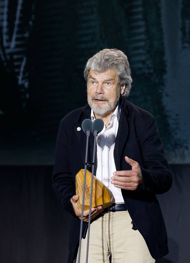 지난 26일 열린 '제10회 울산울주세계산악영화제' 개막식에서 2025년 울산울주세계산악문화상을 수상한 전설적 산악인이자 영화감독 라인홀트 메스너가 수상 소감을 밝히고 있다. 이수화 기자