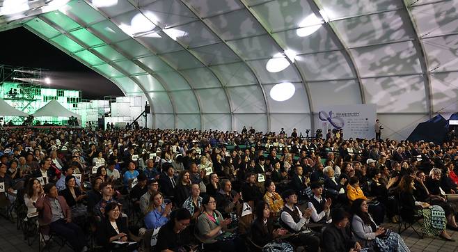 지난 26일 울산 울주군 영남알프스 복합웰컴센터에서 열린 '제10회 울산울주세계산악영화제'를 찾은 관람객들이 개막식을 지켜보고 있다. 이수화 기자