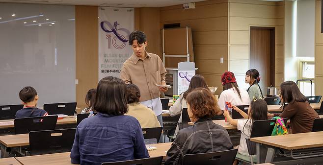 네팔 출신 방송인 수잔 샤키야가 28일 네팔 문자와 문화를 배우는 세미나를 진행하고 있다. 이수화 기자