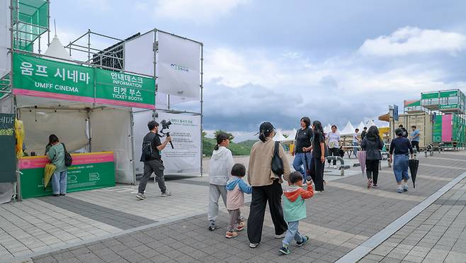 제10회 울산울주세계산악영화제가 열리고 있는 28일 울산 울주군 영남알프스 복합웰컴센터에서 다양한 산악영화 상영과 프로그램이 진행되고 있다. 이번 영화제는 오는 30일까지 진행된다. 이수화 기자