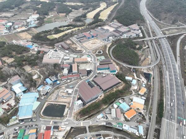 소송 분쟁이 터지면서 완전 준공에 적신호가 켜진 김해 AM산단 전경. / AM산단