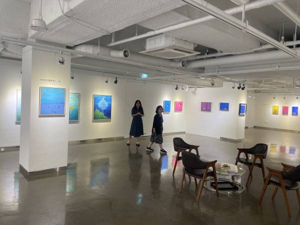 지난 22~28일 김해서부문화센터 '스페이스 가율'에서 김현진 화가의 열두 번째 개인전 '나무 우듬지의 희망'이 열렸다.