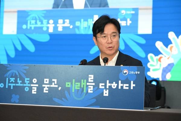 김영훈 고용노동부장관과 법무부 출입국 관련 담당 공무원 등이 28일 창원컨벤션터에서 이주노동자 등과 '이주 노동을 묻고 미래를 답하다'라는 주제로 대화와 토론하고 있다./김구연 기자