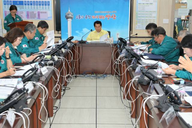 양산시는 27일 시청 재난안전대책본부 상황실에서 관리자 공무원 40여 명이 참석한 가운데 긴급 대책회의를 열어 국가정보시스템 중단에 따른 분야별 문제점과 피해 상황을 신속하게 파악하고 대응 방안을 논의하고 있다. 양산시 제공