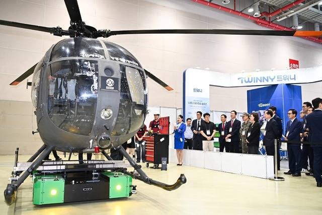 경북도와 구미시가 24~26일 구미코에서 공동 주최한 2025 항공방위물류박람회(GADLEX)에는 현대전에 필수적인 드론봇 전투기술과 첨단 과학기술을 융합한 성과물들이 대거 등장, 성공적 모델로 평가받았다. 구미시 제공.