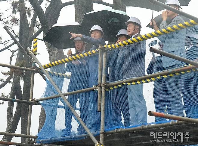 귀포시 남원읍 신례리 '순례자의 집' 조성 예정지 현장을 둘러보고 있는 오영훈 제주도지사와 황창연 신부.
