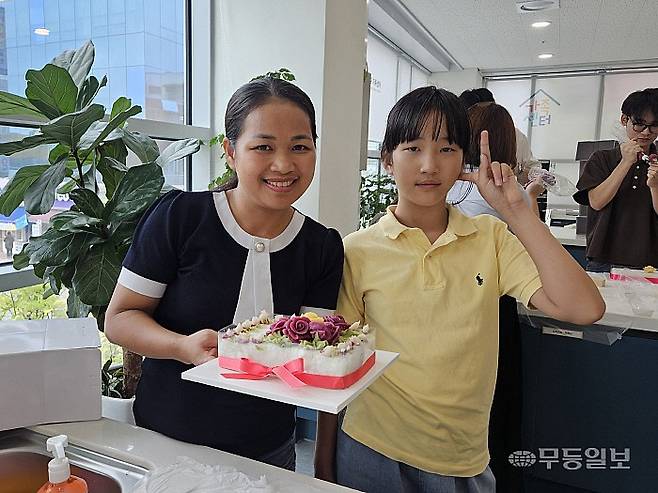 27일 오전 광주 광산구 송정동 광산구가족센터에서 추석맞이 문화 다양성 공유 포럼 '한가위 한마당'이 열린 가운데 베트남 국적 어머니와 딸이 '꽃 설기 만들기' 체험에서 만든 케이크를 들고 기념사진을 촬영하고 있다. 강주비 기자