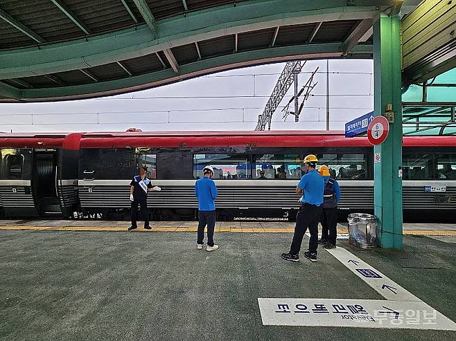 철도정비단 메뉴얼 규정('조성의 완료' 항목)에 따르면 동력차와 객차는 출발시간 10분 전까지 연결해 가동 가능한 상태가 되어야 한다. 특별한 경우 관제사의 승인을 받고 정비할 수 있지만, 이날은 승인 없이 출발 5분 전까지도 기차 하단부 정비가 이뤄졌다.최류빈기자 rubi@mdilbo.com