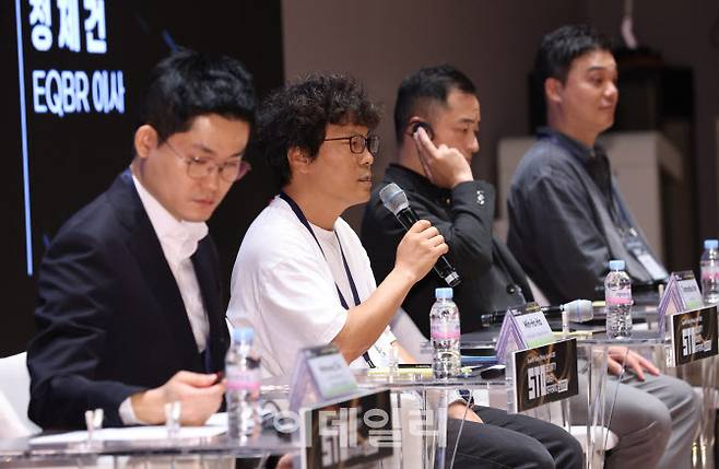 (왼쪽부터) 조민형 전 다날엔터테인먼트 실장, 하민호 맑은시네마 대표, 토모노부 이베 퀘스트리 대표, 정제건 EQBR 이사가 26일 서울 여의도 한국거래소에서 열린 STO 써밋 2025(SECURITY TOKEN OFFERING SUMMIT 2025)에서 ‘넷플릭스를 넘어 : 토큰증권으로 만드는 콘텐츠 제작의 미래’ 주제로 발표를 하고 있다 [사진=이데일리 이영훈 기자]