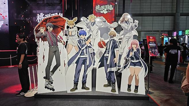 - 도원암귀 캐릭터를 활용한 등신대는 포토존으로 인기가 많다&nbsp;