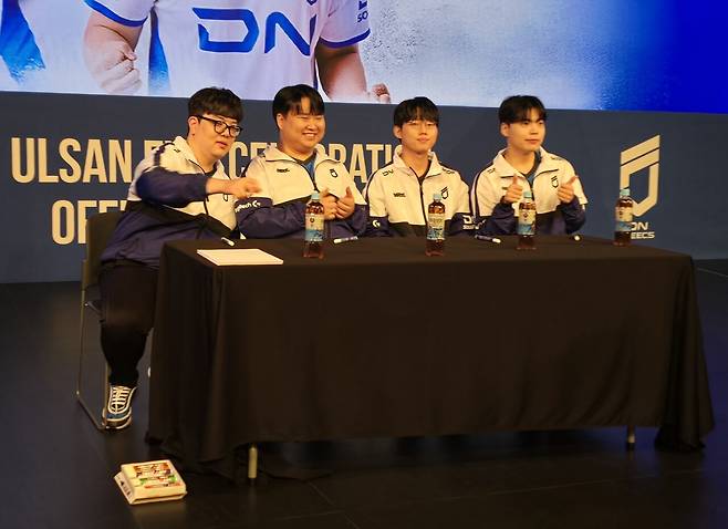 - 사인회를 준비 중인 선수들