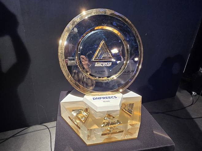 - 울산만 가지고 있는 영롱한 EWC 철권 트로피