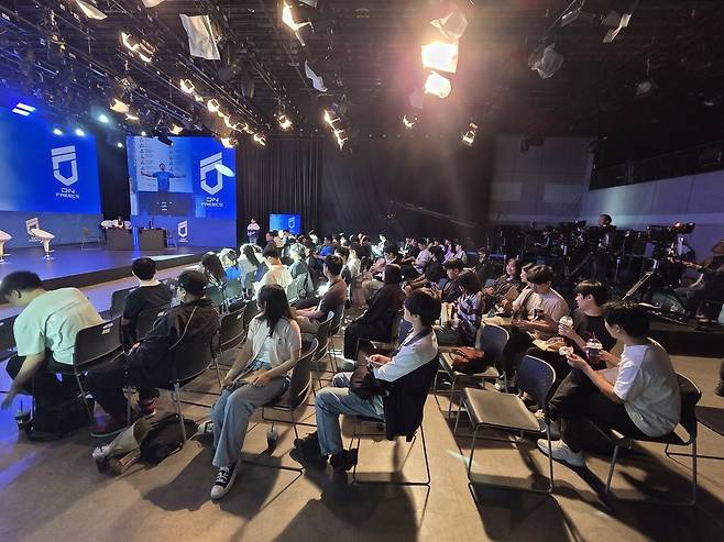 - 사전 예약으로 가득 채운 100명의 팬들