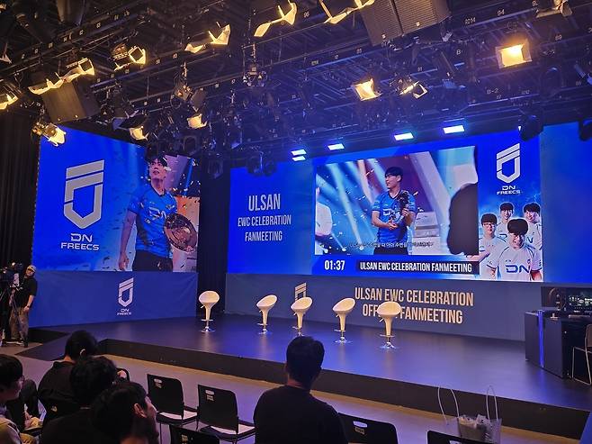 - 팬미팅은 삼성동 프릭업스튜디오에서 진행됐다