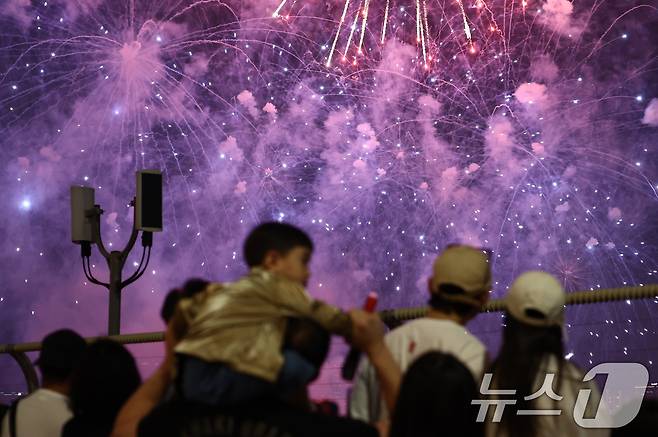 27일 서울 여의도 한강공원 일대에서 열린 '2025 서울세계불꽃축제'에서 시민들이 화려한 불꽃쇼를 보고 있다. 2025.9.27/뉴스1 ⓒ News1 김민지 기자