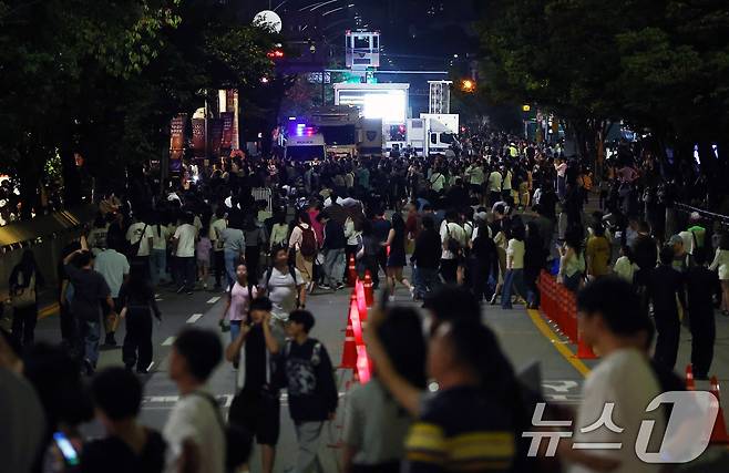 27일 서울 여의도 한강공원 일대에서 열린 '2025 서울세계불꽃축제'가 시민들로 붐비고 있다. 2025.9.27/뉴스1 ⓒ News1 김민지 기자