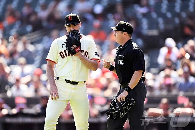 샌프란시스코 자이언츠 투수 저스틴 벌랜더는 28일(한국시간) 열린 2025 메이저리그 콜로라도 로키스전에서 6이닝 2실점으로 역투해 시즌 4승이자 통산 266승을 기록했다. ⓒ AFP=뉴스1