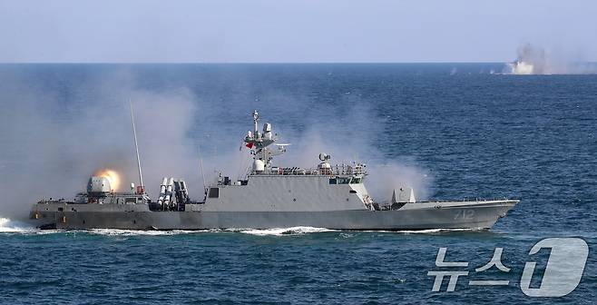26일 오후 부산 인근 해상에서 열린 2025 대한민국해군 관함식에서 해상화력 훈련 시범이 진행되고 있다. 2025.9.26/뉴스1 ⓒ News1 윤일지 기자