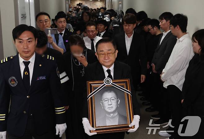 28일 서울 영등포구 여의도 KBS 개그콘서트 녹화 세트장에서 열린 코미디언 고(故) 전유성의 노제에서 영정이 운구되고 있다. 2025.9.28/뉴스1 ⓒ News1 김명섭 기자