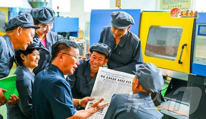 (평양 노동신문=뉴스1) = 북한 노동당 기관지 노동신문은 28일 평양전기건재공장 초급당일꾼(간부)들이 종업원들을 상대로 정치사업을 벌이고 있다고 보도했다. [국내에서만 사용가능. 재배포 금지. DB 금지. For Use Only in the Republic of Korea. Redistribution Prohibited] rodongphoto@news1.kr