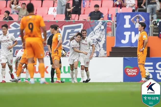 수원FC 이재원이 득점 후 루안과 기뻐하고 있다. (한국프로축구연맹 제공)