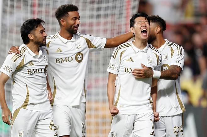 LAFC 티모시 틸먼(왼쪽 두 번째)과 손흥민(왼쪽 세 번째). 사진 | AFP연합뉴스