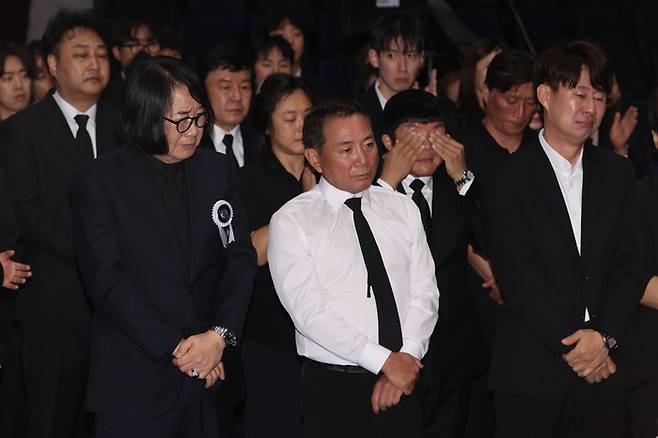 개그맨 최양락, 이봉원, 남희석 등이 28일 전유성의 노제를 지켜보고 있다. 2025.9.28 연합뉴스