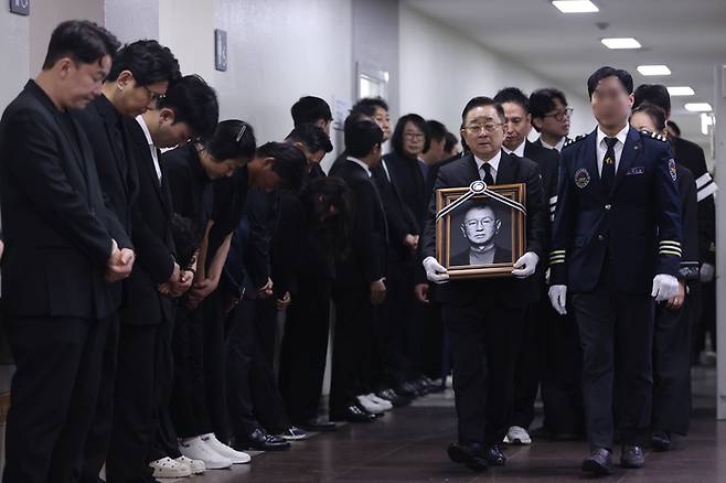 고 전유성 마지막 가는 길.  28일 서울 영등포구 여의도 KBS 신관 ‘개그콘서트’ 녹화 스튜디오에서 개그맨 전유성 노제가 엄수되고 있다. 2025.9.28 연합뉴스