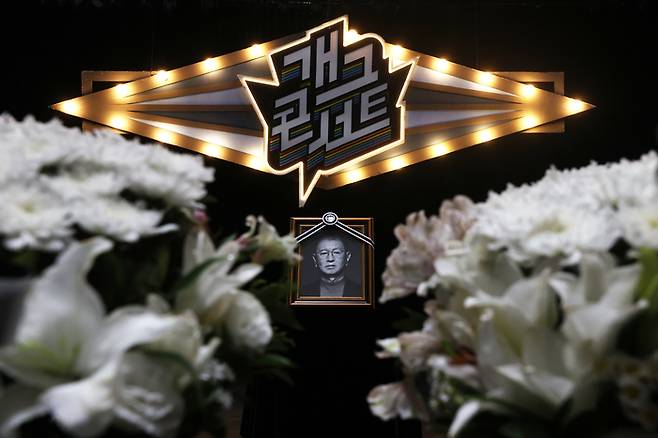 개그콘서트 무대에 전유성 영정. 2025.9.28 연합뉴스