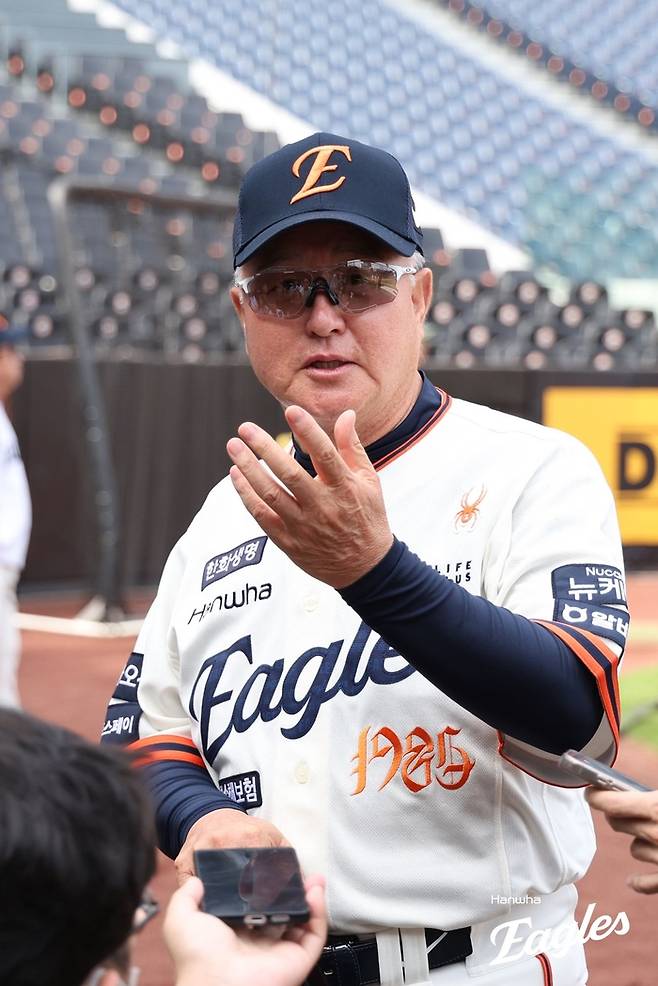 김경문 감독이 경기 전 인터뷰에 임하고 있다. 사진 | 한화 이글스