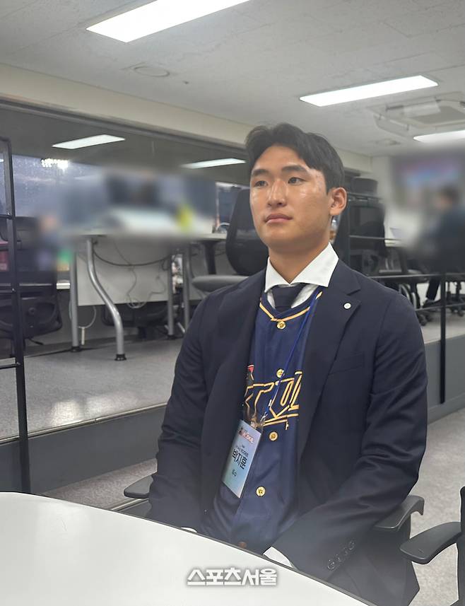 2026 KBO 신인드래프트 1라운드 전체 6순위로 KT에 지명된 신인 투수 박지훈이 23일 수원 키움전에서 취재진의 인터뷰에 응하고 있다. 수원 | 이소영 기자 sshong@sportsseoul.com