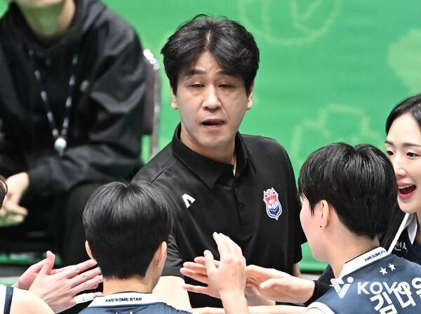 27일 여수진남체육관에서 치러진 GS칼텍스와의 2025 여수·NH농협컵 프로배구대회 여자부 준결승전에서 한국도로공사의 김종민 감독이 작전 지시 중이다. /사진=한국배구연맹