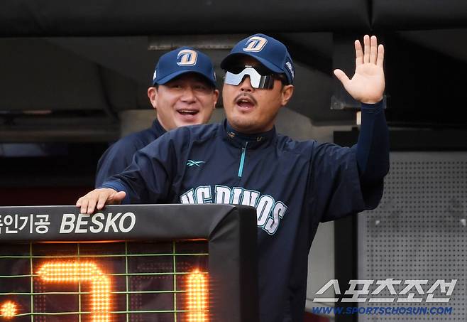 27일 광주 기아챔피언스필드에서 열린 KIA 타이거즈와 NC 다이노스의 경기. 3회초 1사 NC 김형준의 솔로포가 터지자 이호준 감독이 기뻐하고 있다. 광주=박재만 기자 pjm@sportschosun.com/2025.09.27/