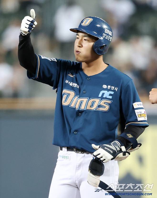 26일 서울 잠실구장에서 열린 NC-두산전. 2회초 1사 2, 3루 김휘집이 2타점 적시타를 친 후 기뻐하고 있다. 잠실=정재근 기자 cjg@sportschosun.com/2025.9.26/