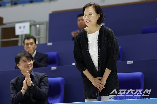 이명희 일우재단 이사장이 참가자들에게 인사하는 모습. 사진제공=대한탁구협회