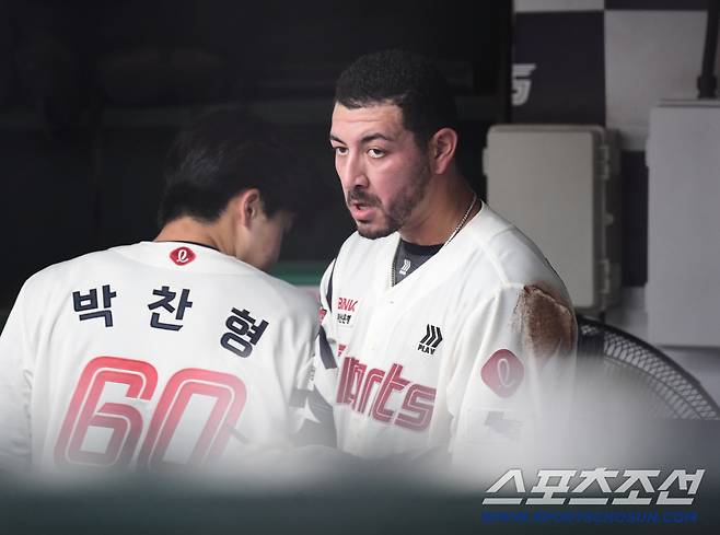 13일 부산 사직구장에서 열린 롯데와 SSG의 경기. 1회초 2사 2루. 강판 당한 롯데 벨라스케즈가 땀을 닦고 있다. 부산=송정헌 기자songs@sportschosun.com/2025.09.13/