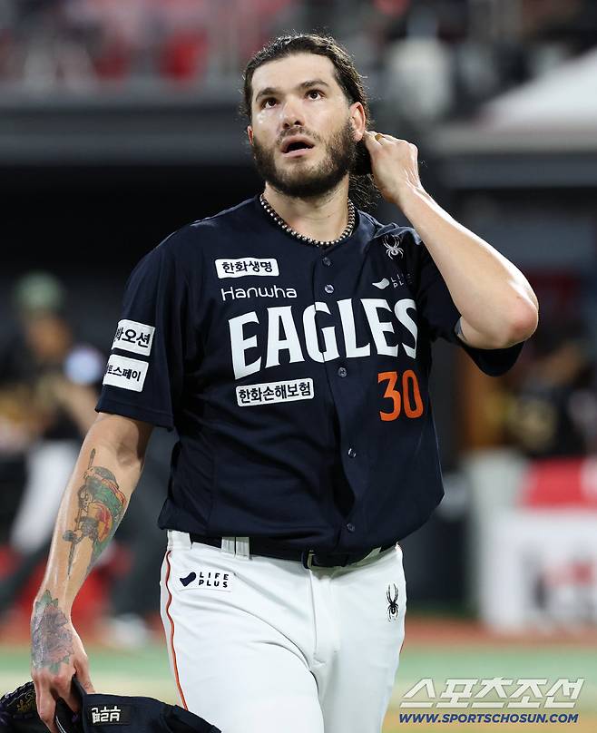 20일 수원 케이티위즈파크에서 열린 KT와 한화의 경기. 5회 투구를 마치고 마운드를 내려오는 한화 선발 폰세. 수원=송정헌 기자songs@sportschosun.com/2025.09.20/